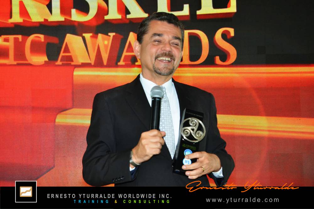 Ernesto Yturralde recibe el IFS Platinum Triskel en Colombia